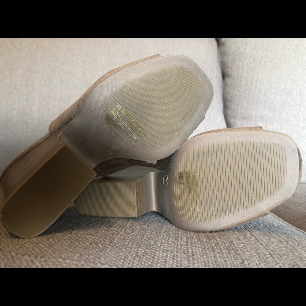 Tan suede wedges size 7 - Picture 5 of 5